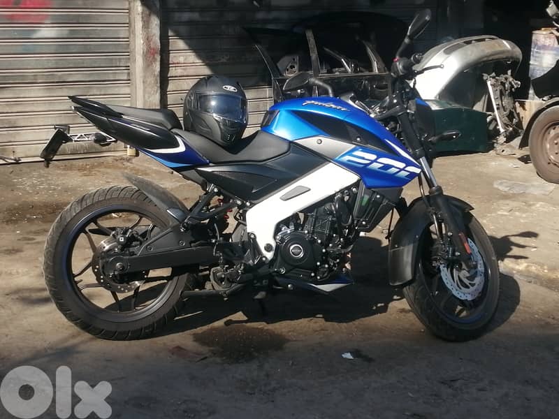 Pullsar NS 200 motorcycle 1