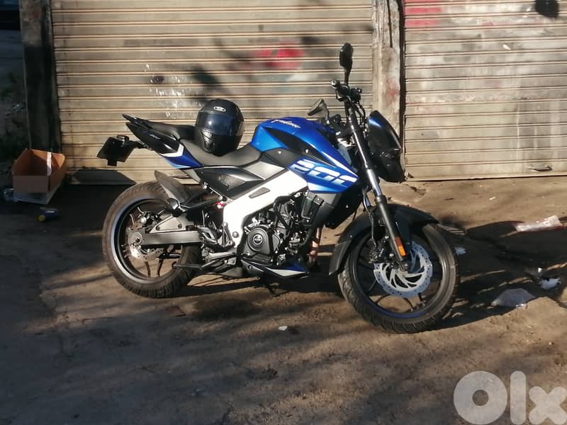 Pullsar NS 200 motorcycle 2