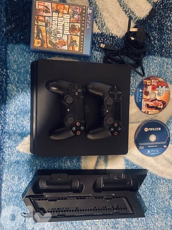 Used Ps4 - PS4 Stand - 2 CDs - 2 controller 0