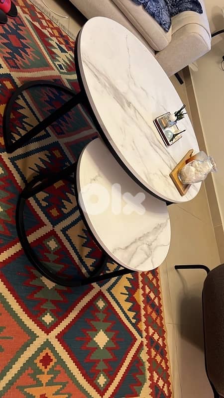 طاولتين بحالة ممتازة طاولات نصف 1