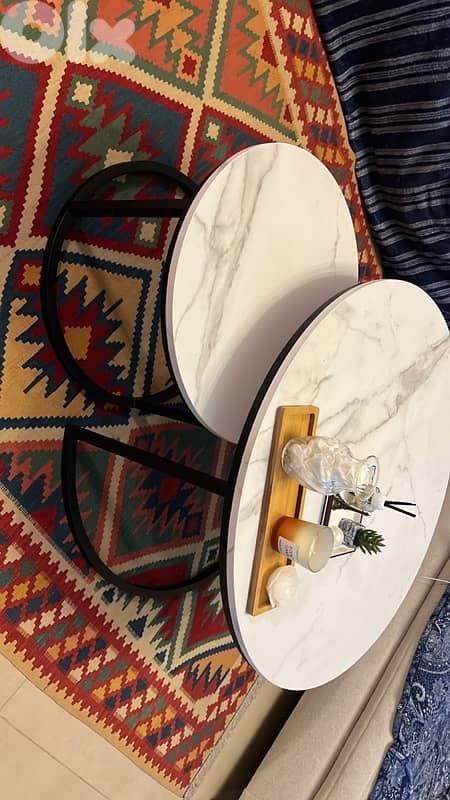 طاولتين بحالة ممتازة طاولات نصف 2