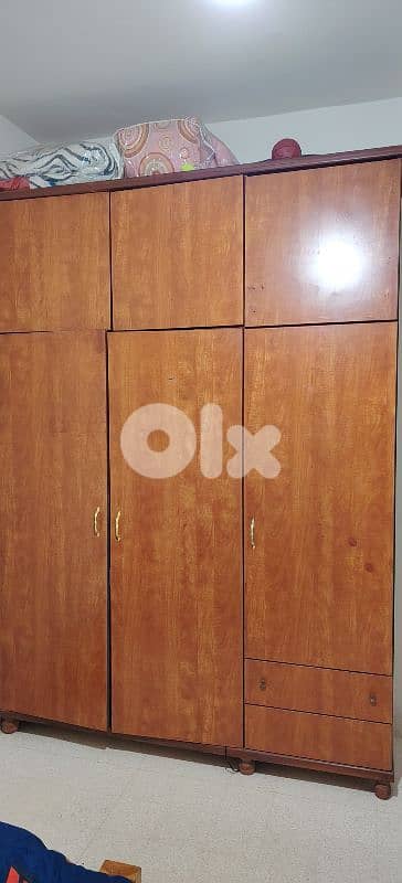 bed and closet تخت وخزانة 1