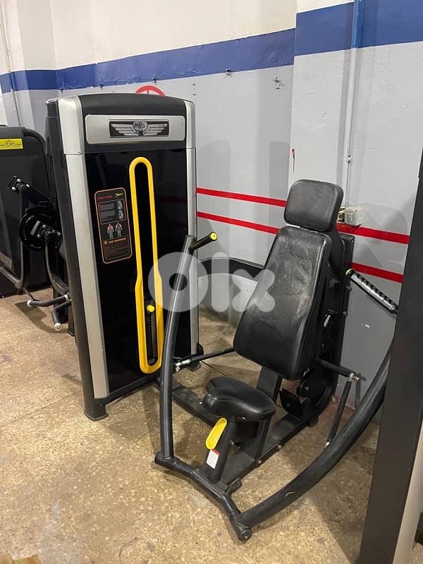 Chest press like new heavy duty 1