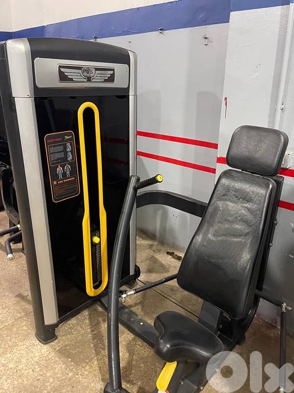 Chest press like new heavy duty 2