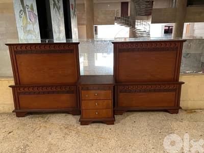 تختين مفرد مع كمود صغيرة كتير مرتبين تختين مفرد مع كمود صغيرة كتير مرتبين