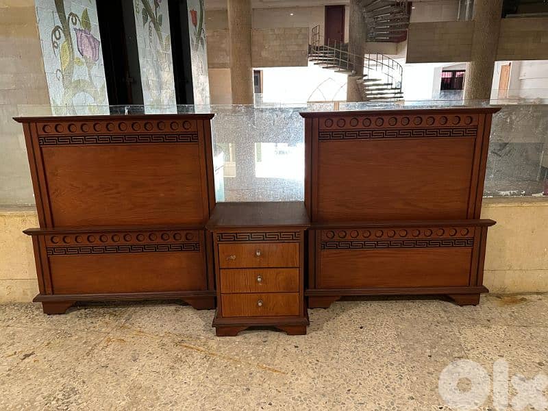 تختين مفرد مع كمود صغيرة كتير مرتبين 0