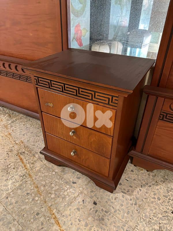 تختين مفرد مع كمود صغيرة كتير مرتبين 1