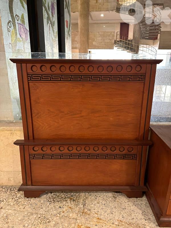 تختين مفرد مع كمود صغيرة كتير مرتبين 2