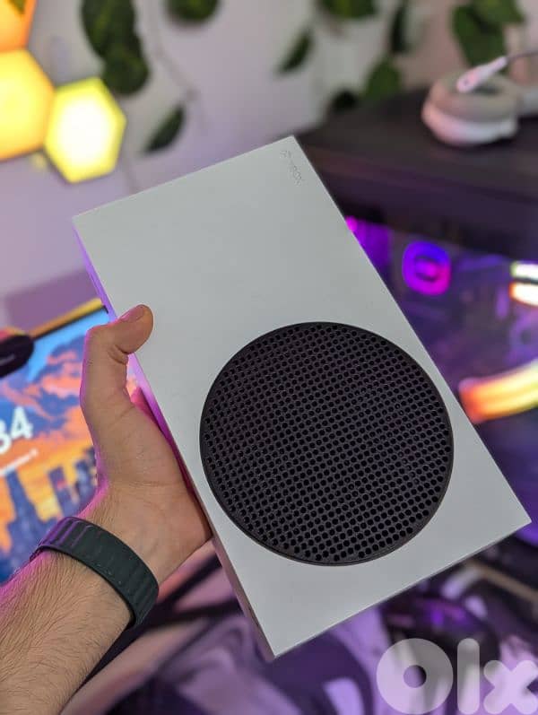 XBOX SERIES S WITH 2 CONTROLLERS 1