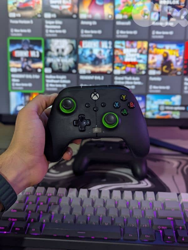 XBOX SERIES S WITH 2 CONTROLLERS 6