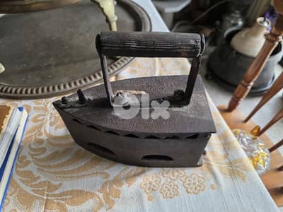 مكواة فحم حديد قديمة (أنتيكا تراثية)