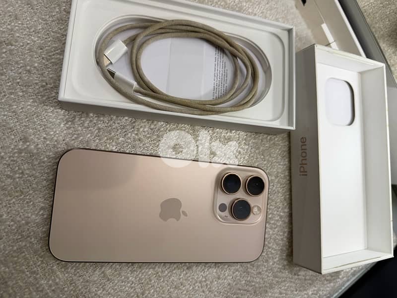 Iphone 16 pro 256gb + original box+charger+2cover 2