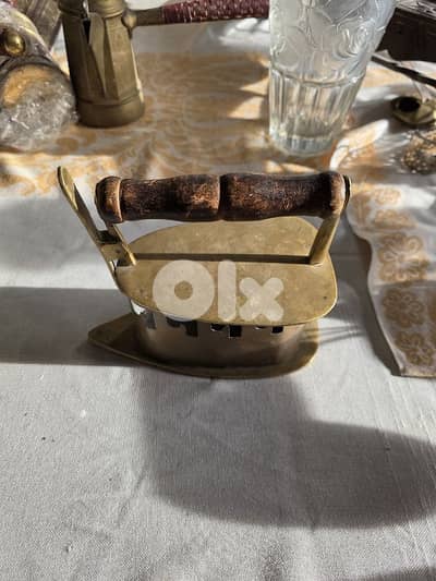 مكواة فحم قديمة نحاس بمقبض خشب (أنتيكا ديكور)