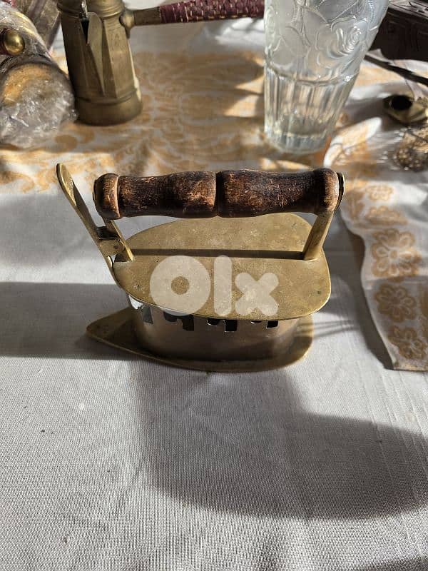 مكواة فحم قديمة نحاس بمقبض خشب (أنتيكا ديكور) 0