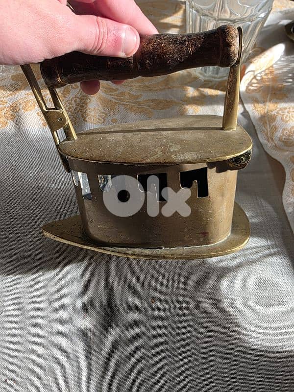 مكواة فحم قديمة نحاس بمقبض خشب (أنتيكا ديكور) 1