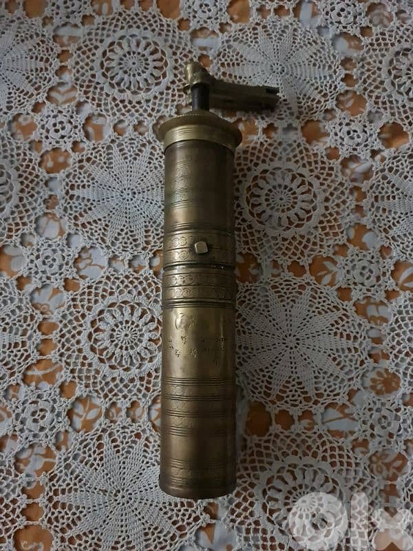 مطحنة قهوة يدوية نحاس قديمة منقوشة (طراز عثماني) 0