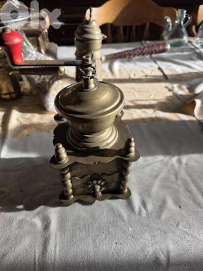 مطحنة قهوة يدوية نحاس قديمة مع درج (أنتيكا ديكور)