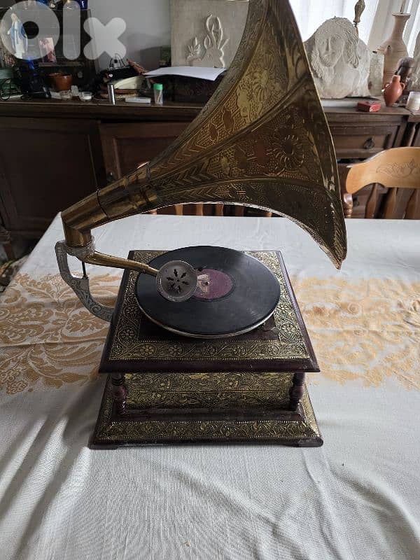 غرامافون ديكور بنقوش نحاسية (قطعة أنتيكا للعرض) 0