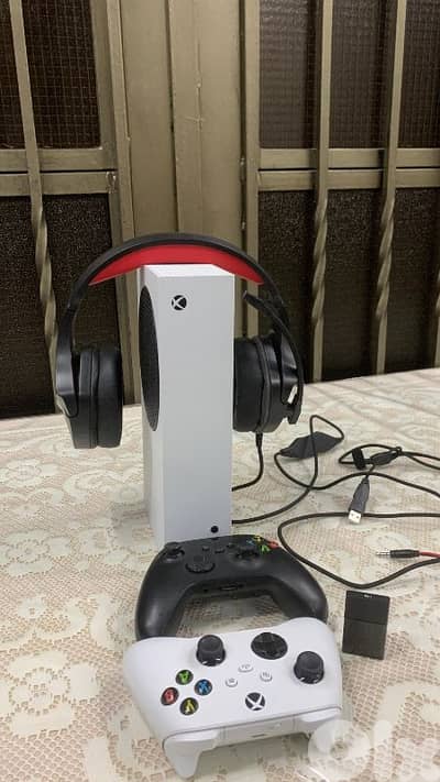 Xbox Series S + Original Seagate 1TB + 2 Controllers + Free Headset