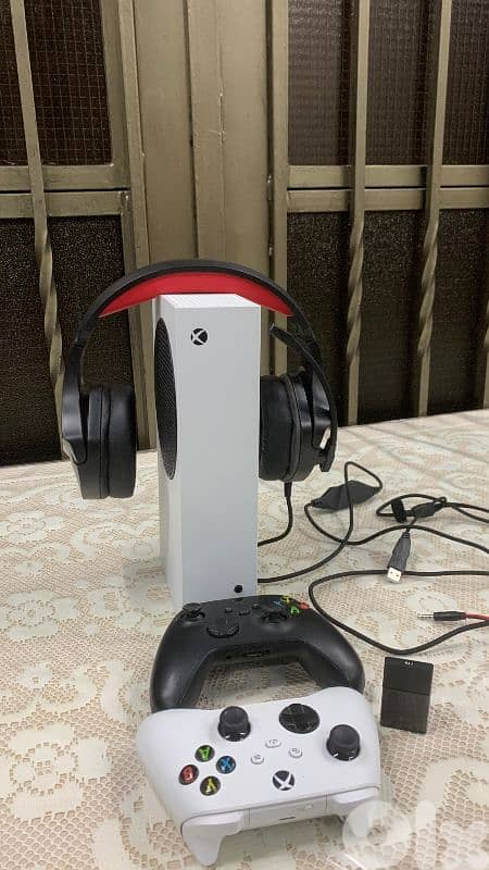 Xbox Series S + Original Seagate 1TB + 2 Controllers + Free Headset 0