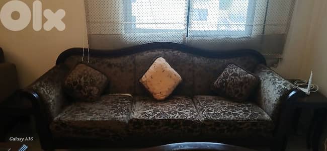 صالون مع طاولة زجاج