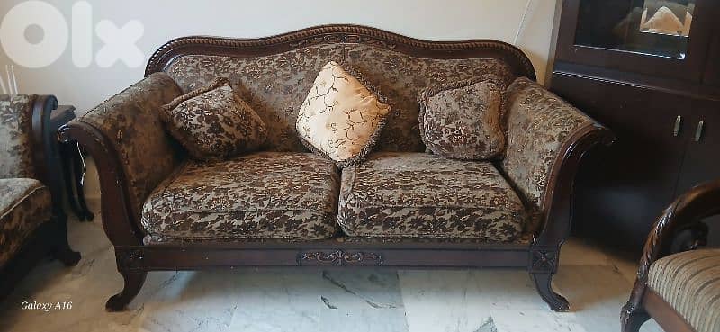 صالون مع طاولة زجاج 1