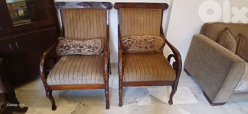 صالون مع طاولة زجاج 2