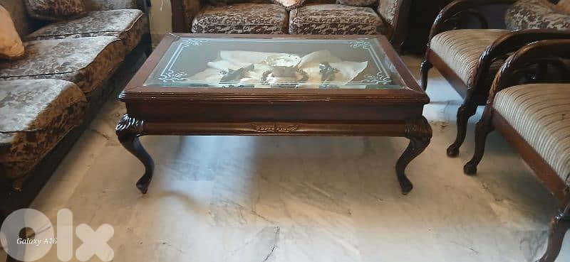 صالون مع طاولة زجاج 3