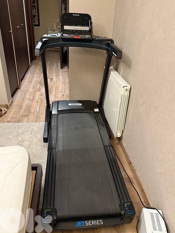 Reebok Treadmile Jet Searies 300 ( like new ) 2