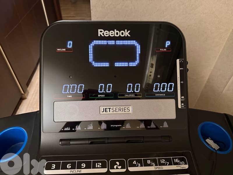 Reebok Treadmile Jet Searies 300 ( like new ) 6