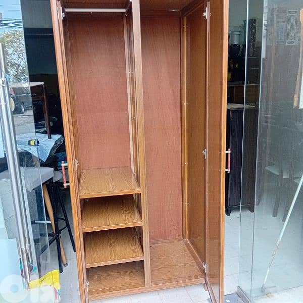 خزانة شبه جديد المنيوم 1