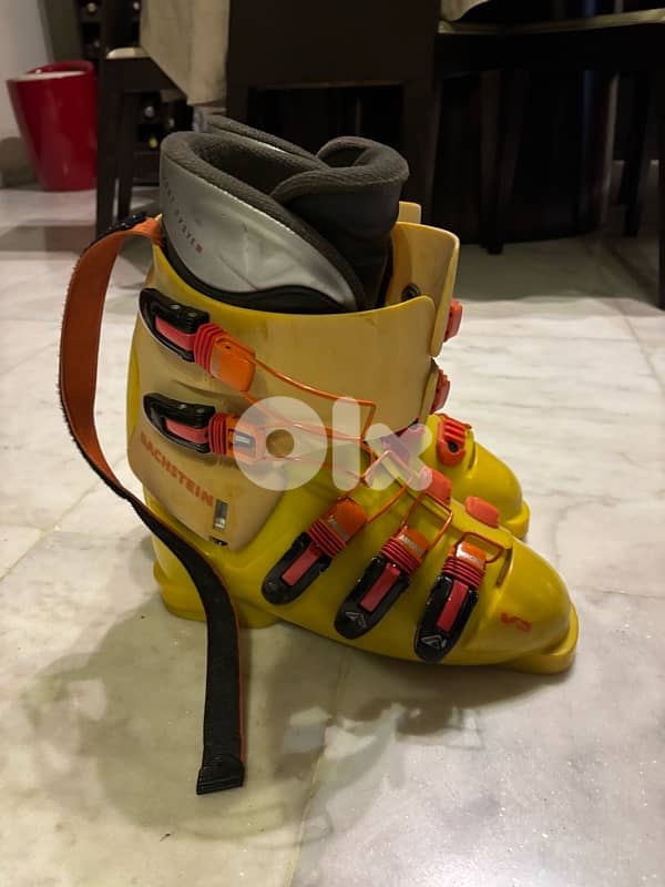 Skis and boots 4