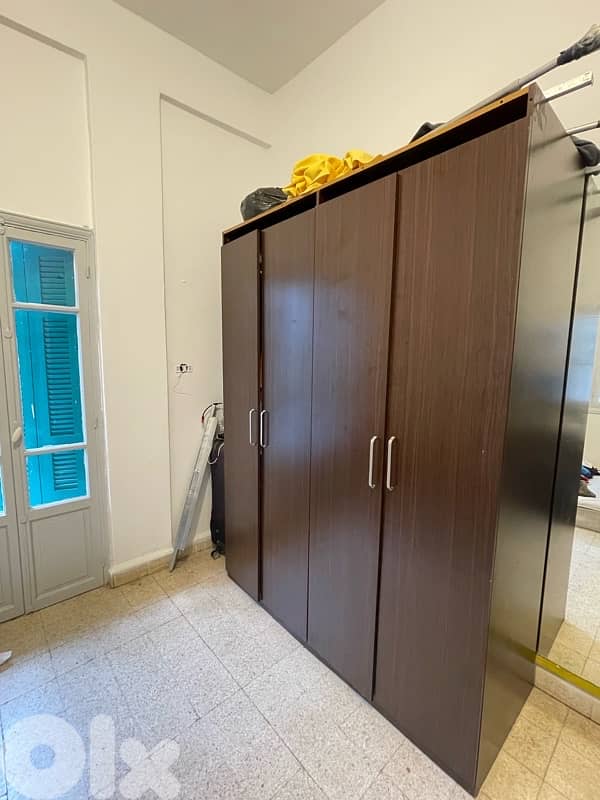 Double closet and sofas 3