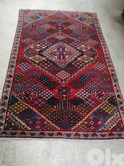 سجاد عجمي بختيار قديم بحالة جيدة