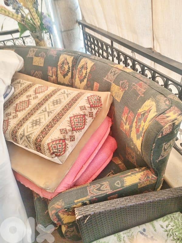 Full living room + 2 small pouff 0