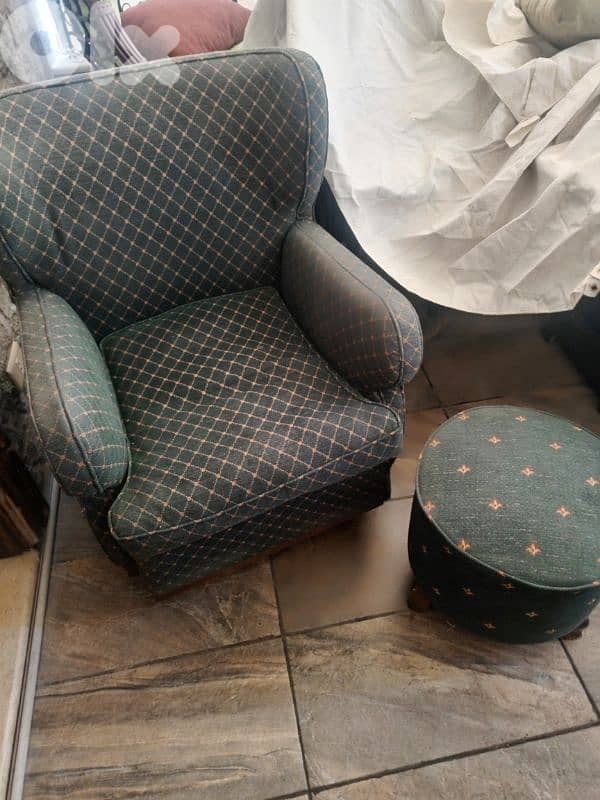 Full living room + 2 small pouff 1