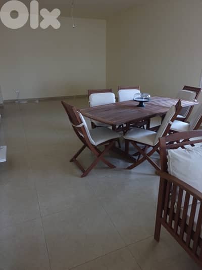 شقه الاجار في انفه