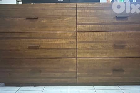 Wooden chest of drawers / bureau