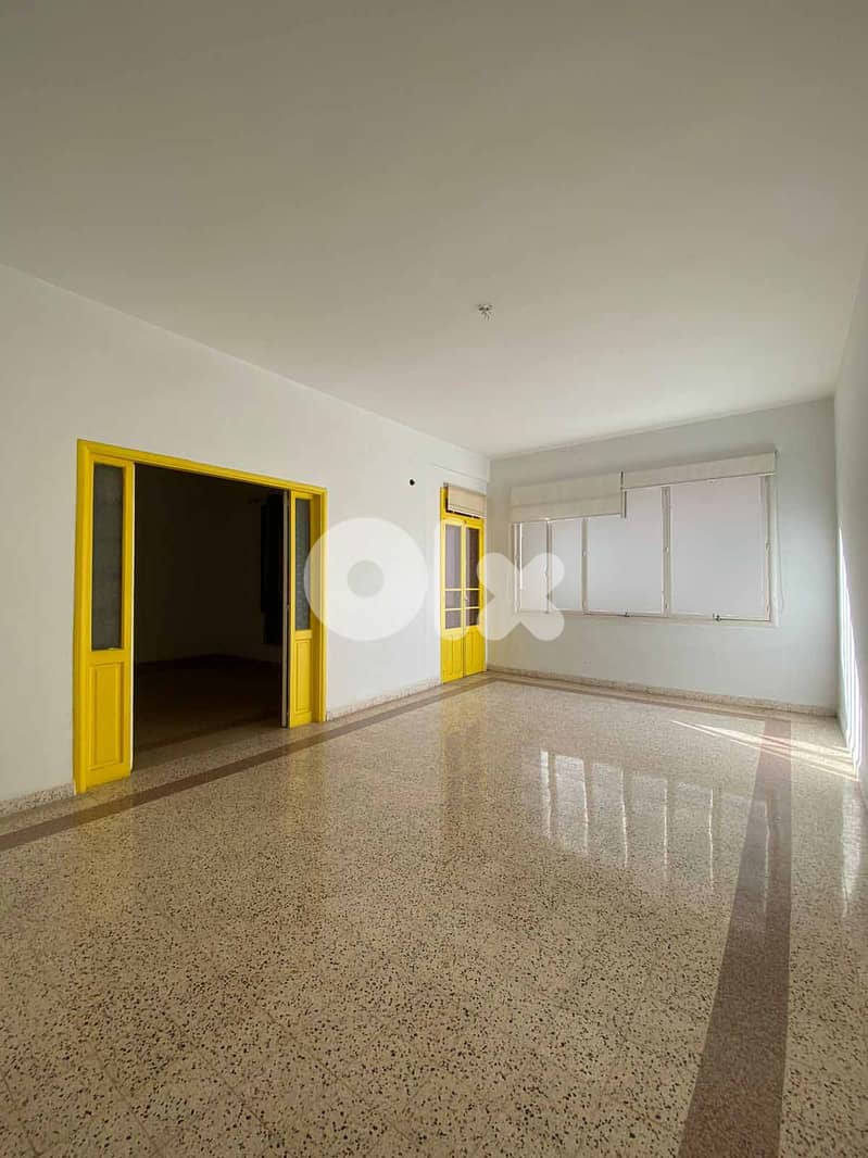 SPACIOUS APARTMENT IN AIN EL MRAISSEH PRIME (200SQ) 3 BEDS , (JNR-217) 0