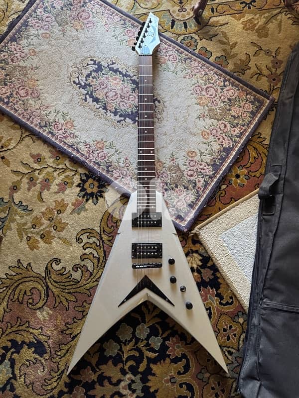 The Dean V Dave Mustaine VMNTX electric guitar 2