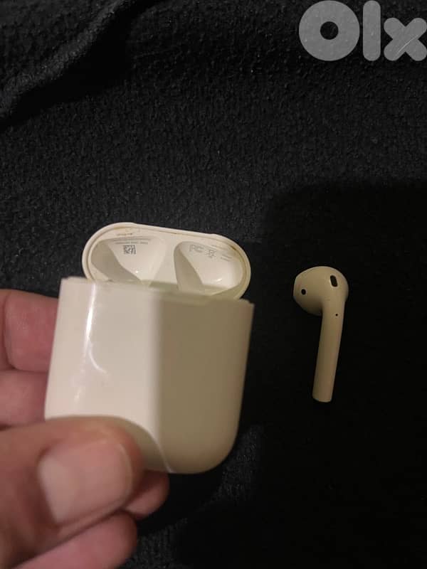 apple ipods case and left earphone 0