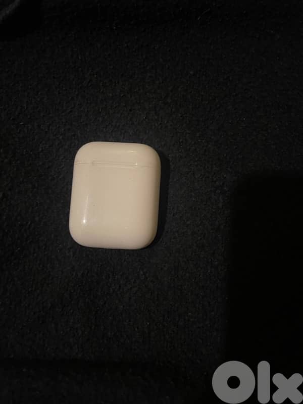 apple ipods case and left earphone 1