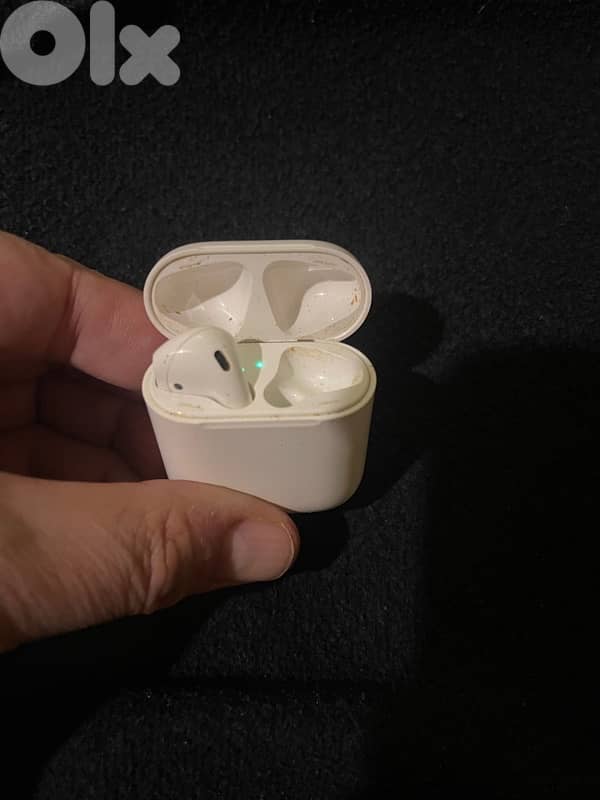 apple ipods case and left earphone 2