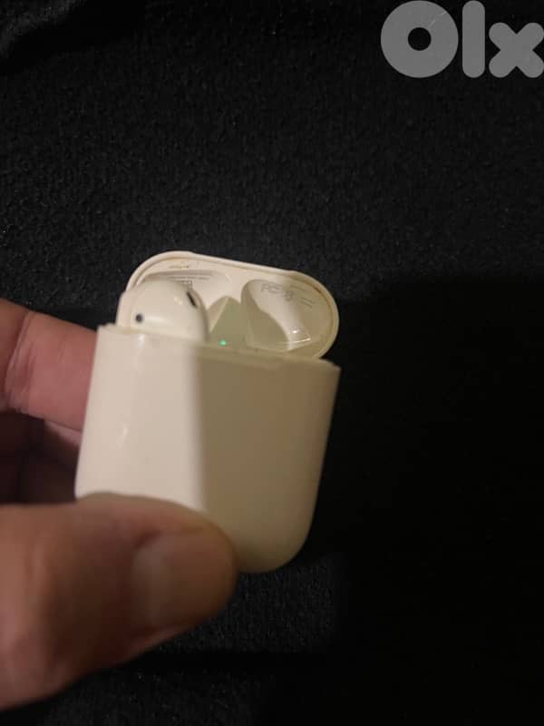 apple ipods case and left earphone 3