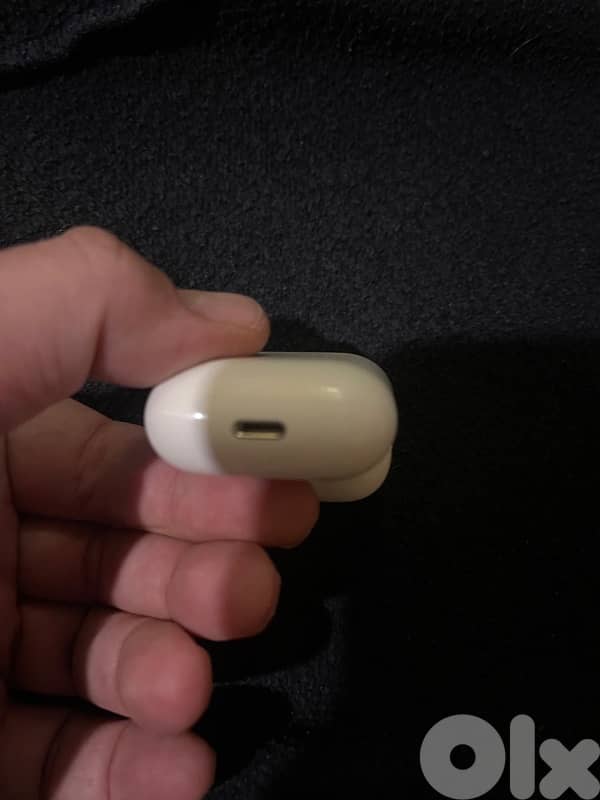 apple ipods case and left earphone 4