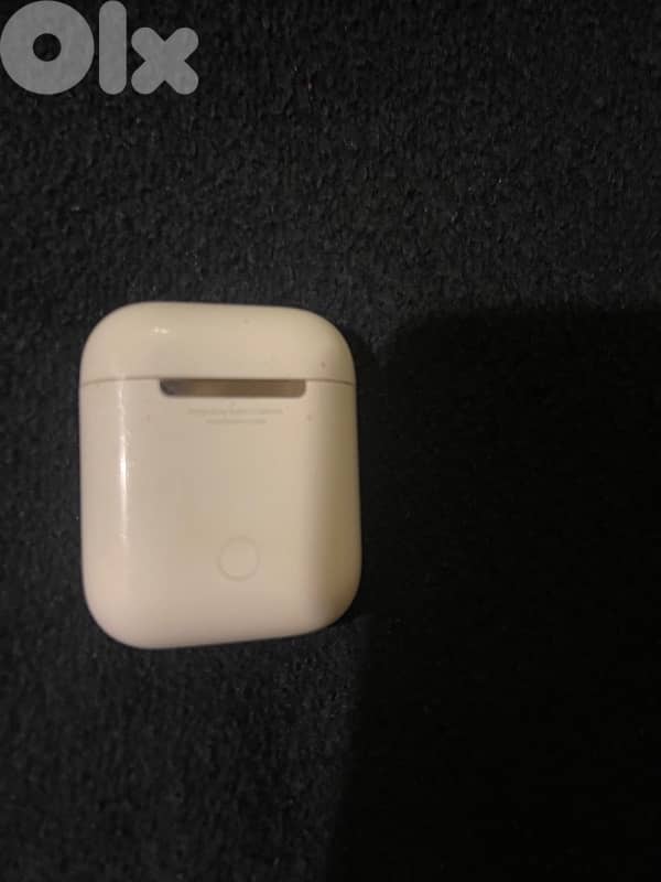 apple ipods case and left earphone 5