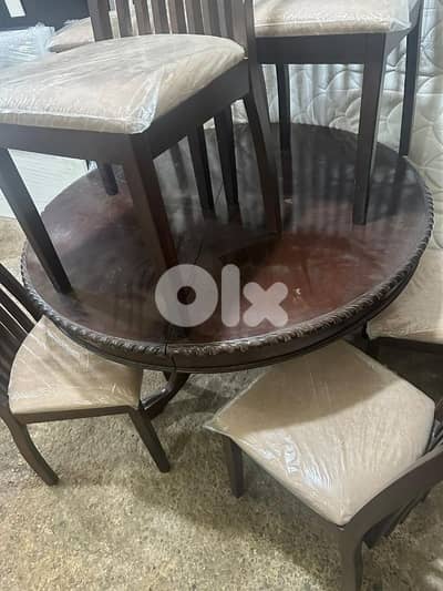 طاولة سفرة مبرومة خشب زان مع ست كراسي بتتكبر وبتتصغر
