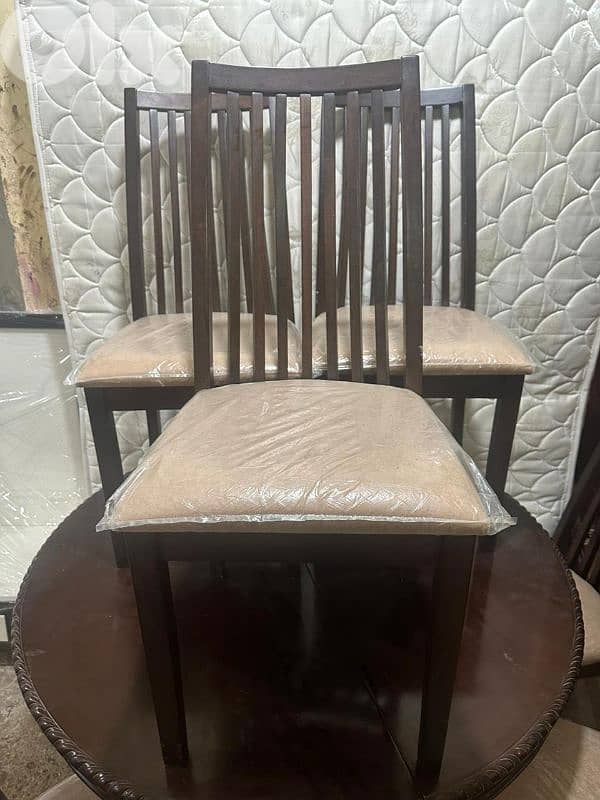 طاولة سفرة مبرومة خشب زان مع ست كراسي بتتكبر وبتتصغر 2