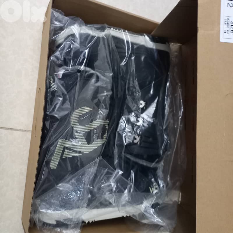 Brand New All Mountain True twin Snowboard + Bindings + Boots 6