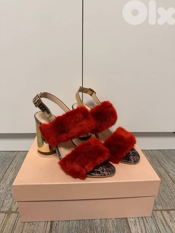 authentic leo design studio, barely worn 0